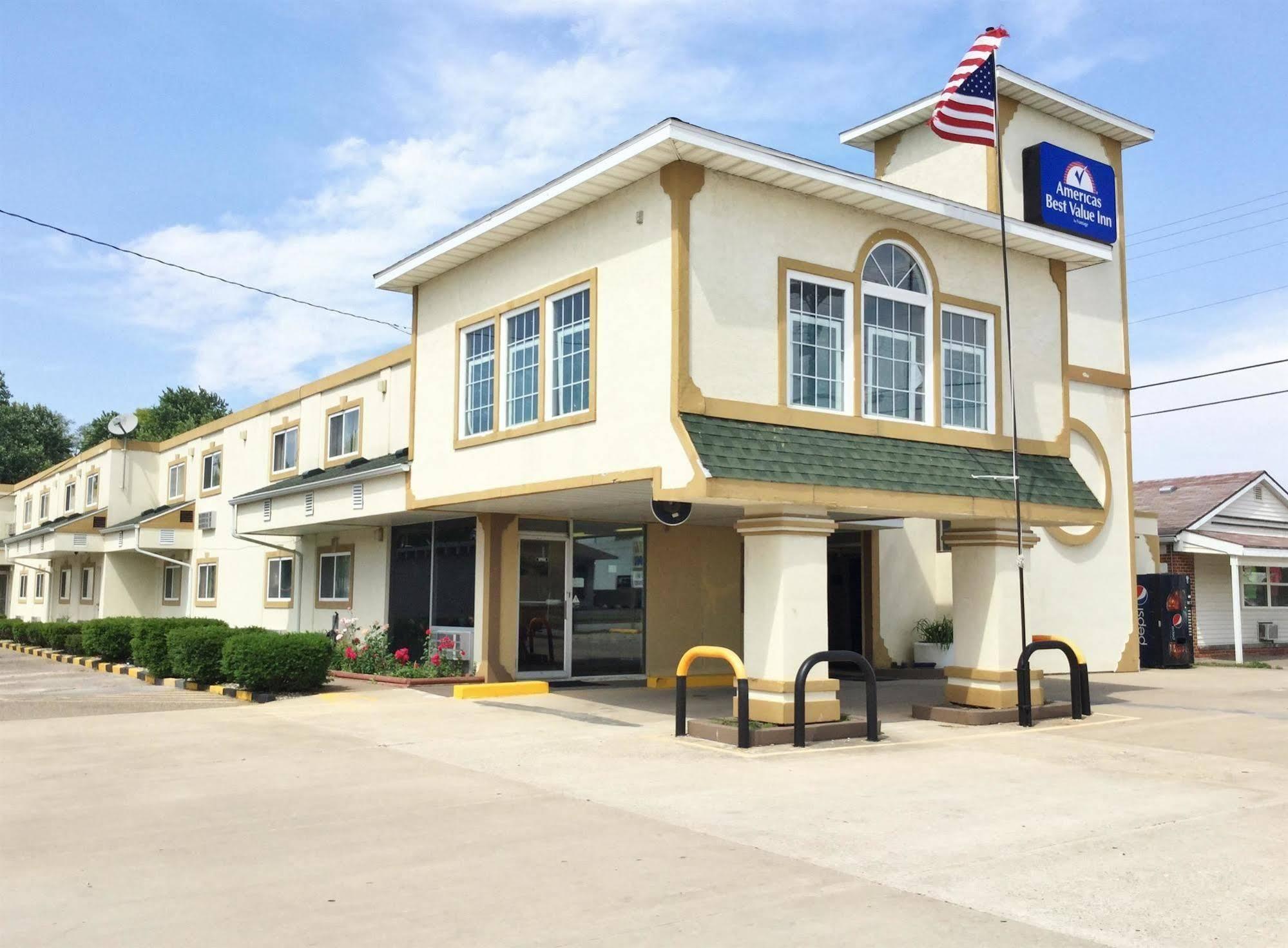 Americas Best Value Inn Macomb Экстерьер фото