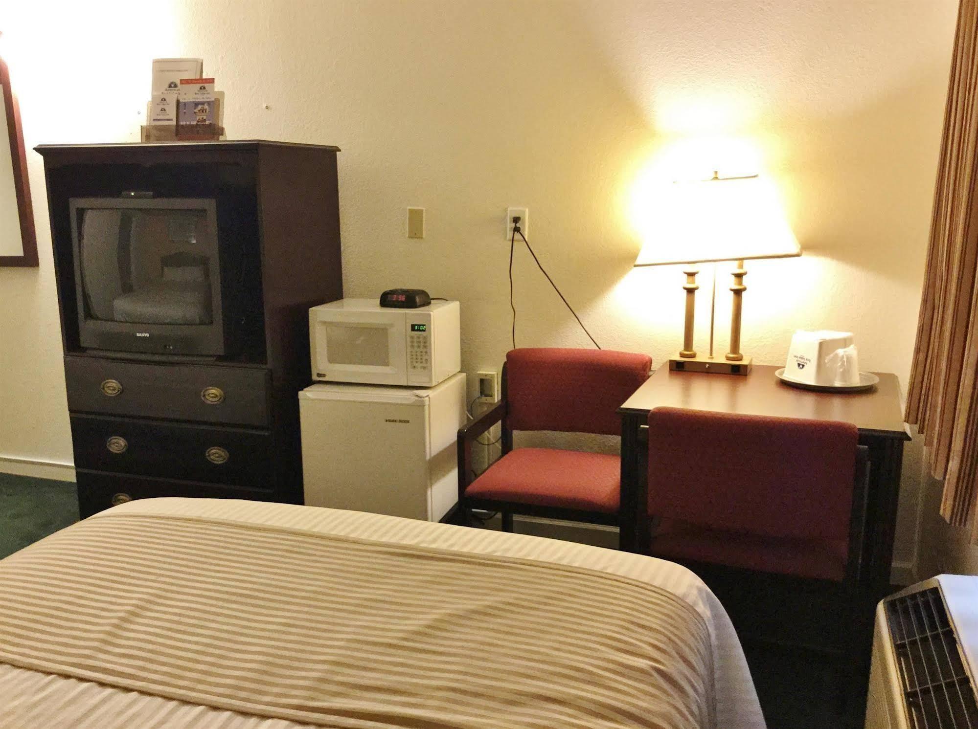 Americas Best Value Inn Macomb Экстерьер фото