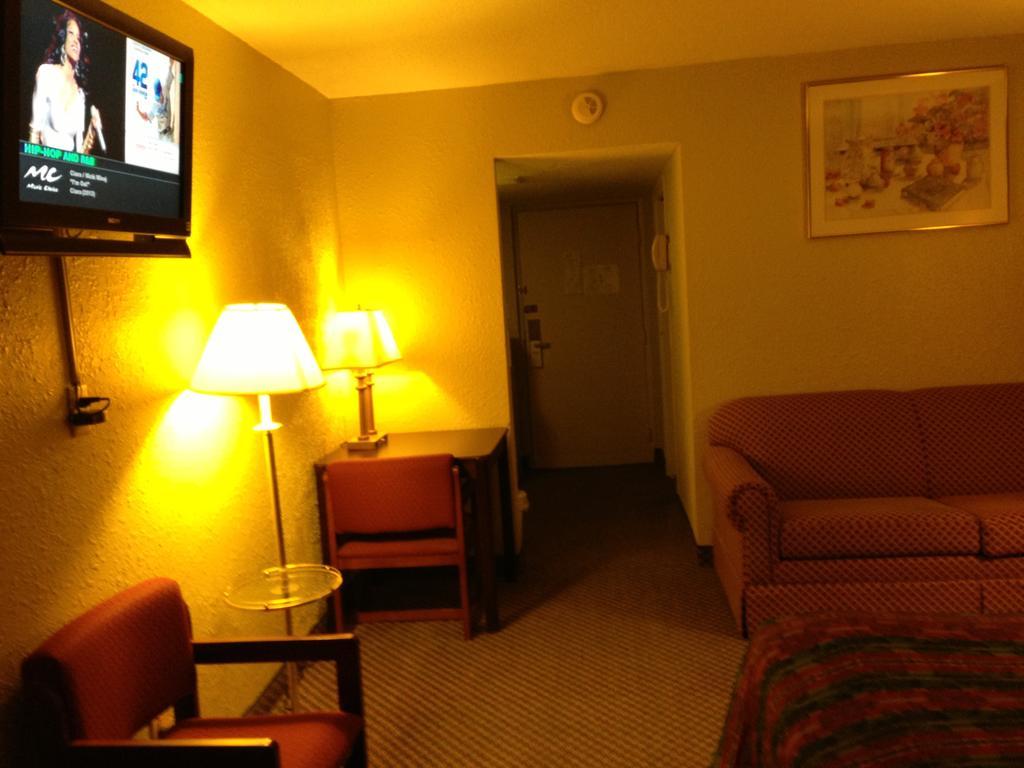 Americas Best Value Inn Macomb Экстерьер фото