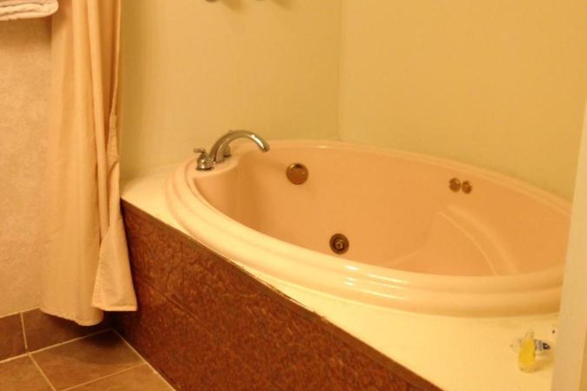 Americas Best Value Inn Macomb Экстерьер фото