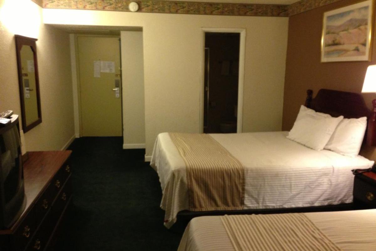 Americas Best Value Inn Macomb Экстерьер фото