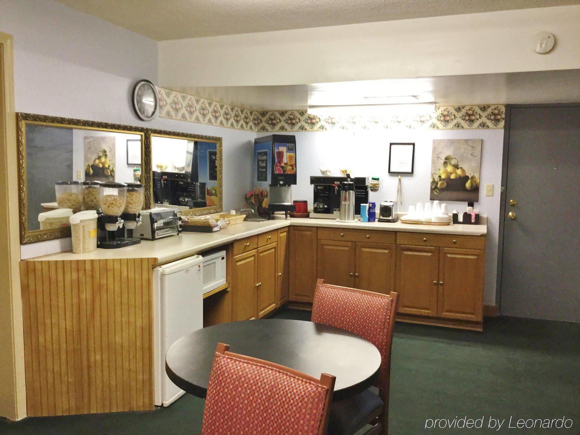 Americas Best Value Inn Macomb Экстерьер фото