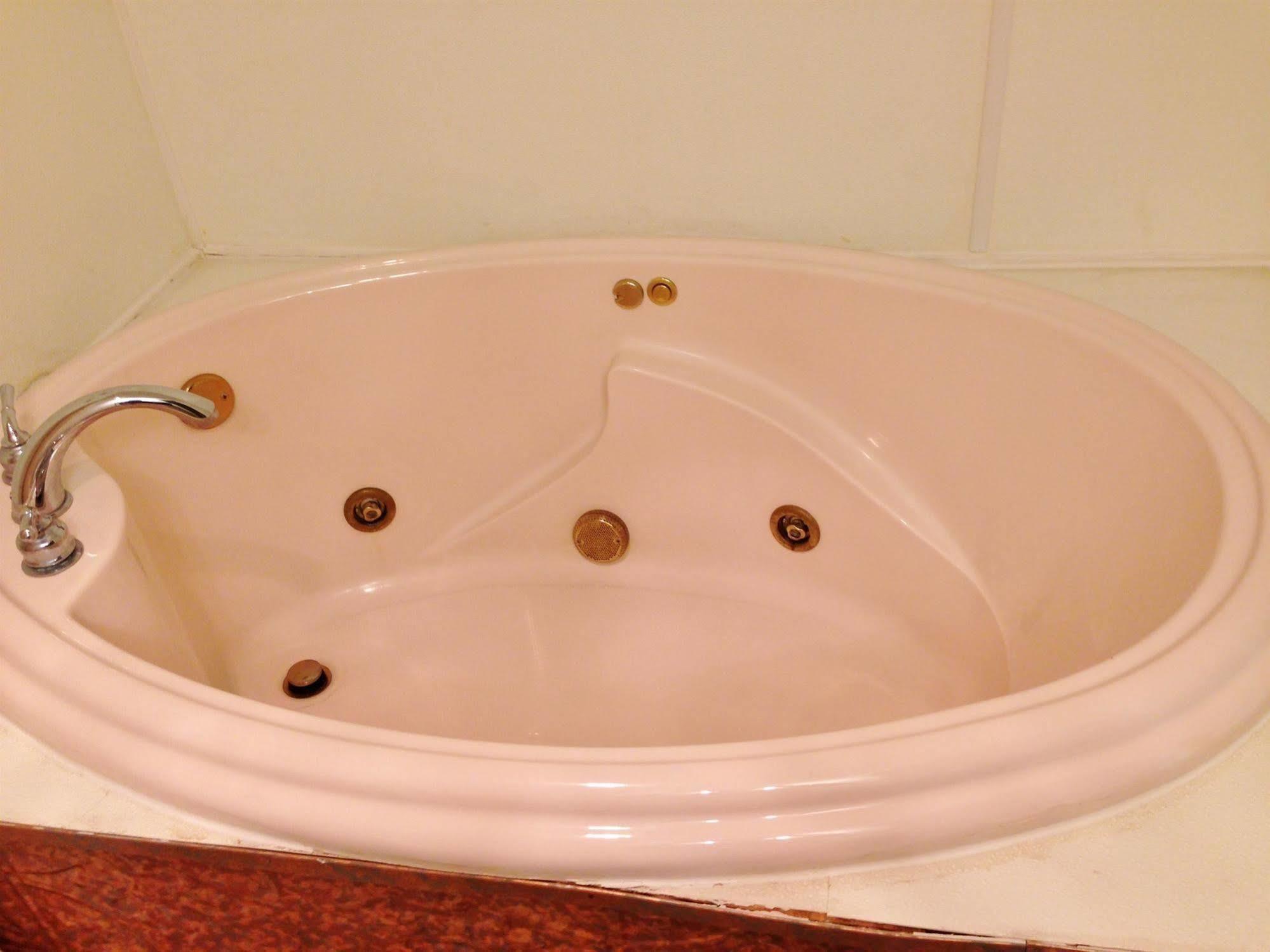 Americas Best Value Inn Macomb Экстерьер фото