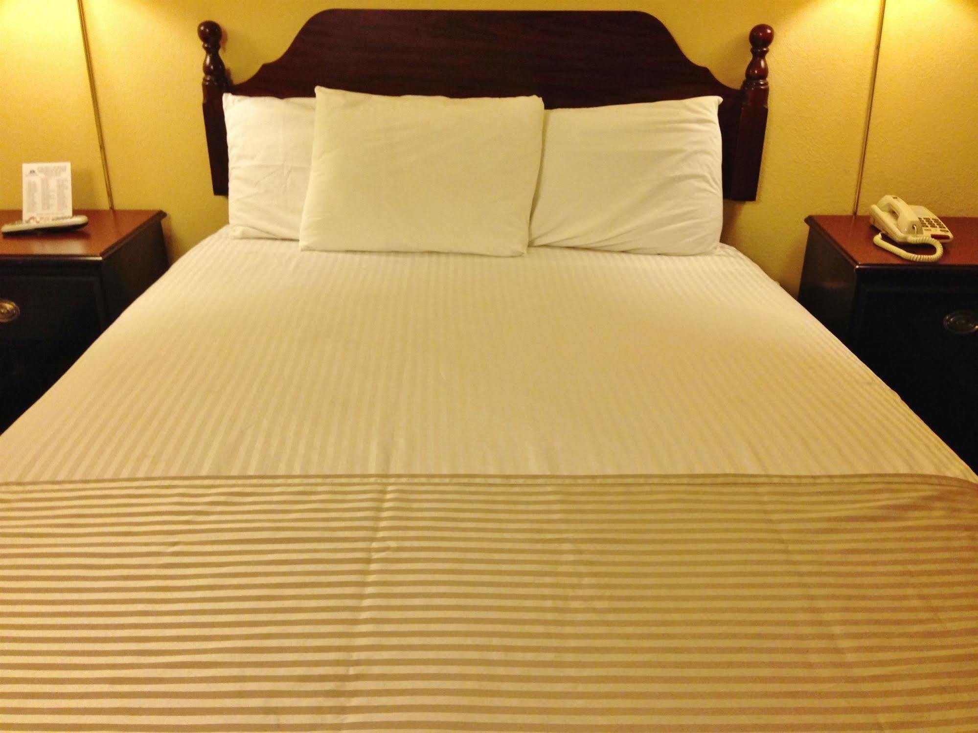Americas Best Value Inn Macomb Экстерьер фото