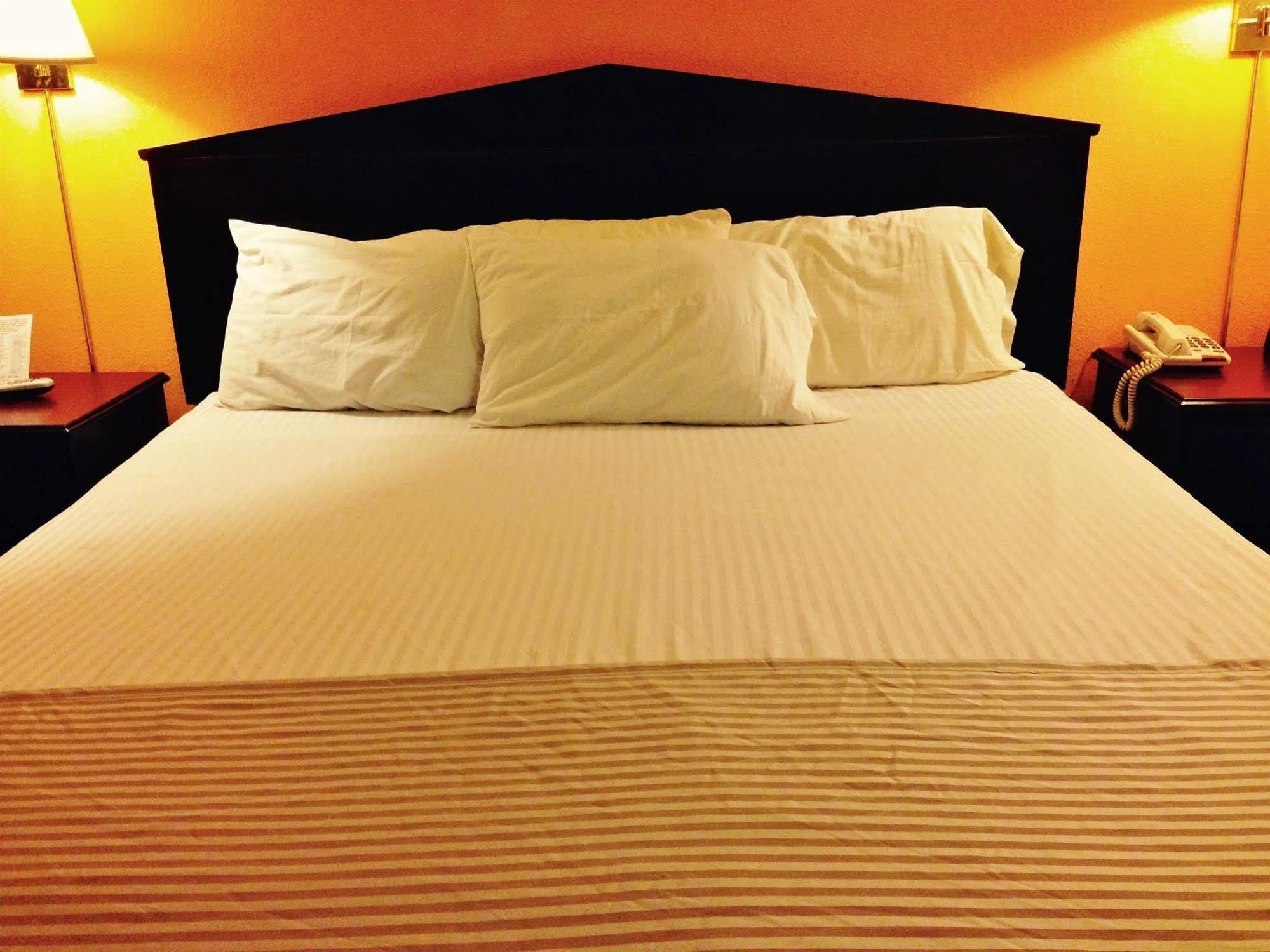 Americas Best Value Inn Macomb Экстерьер фото